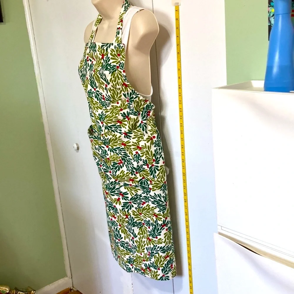 Crate and Barrel Mistletoe Red Green Apron One Size fits Most 27 in x 36 in